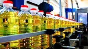 edible oil price अडाणी विल्मर ने बताया कि नए एमआरपी (अधिकतम खुदरा मूल्य) के साथ खाद्य तेलों का ताजा स्टॉक जल्द ही बाजार में आएगा. कंपनी, फॉर्च्यून ब्रांड के तहत खाद्य तेलों की बिक्री करती है और उसकी बाजार हिस्सेदारी लगभग 20 प्रतिशत की है.