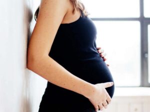 pregnancy - इस लेख में विशेषज्ञों द्वारा बताई गई 5 जादुई चीजों से आप गर्भावस्था के बाद अतिरिक्त वजन कम कर सकती हैं। सबसे आम चीजों में से एक जो नई माताओं को चिंता होती है, वह यह है कि बच्चे का पेट कैसे कम किया जाए?