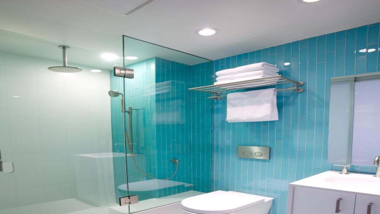Bathroom Vastu Tips - पारिस्थितिक अभिविन्यास और घरेलू सामान एक महत्वपूर्ण भूमिका निभाते हैं। आपका लिविंग रूम हो, बेडरूम हो या बाथरूम, सब कुछ सही दिशा में होना चाहिए। आमतौर पर लोग अपने बाथरूम को नजरअंदाज कर देते हैं और इसे वास्तु के अनुसार बनाना जरूरी नहीं समझते हैं।