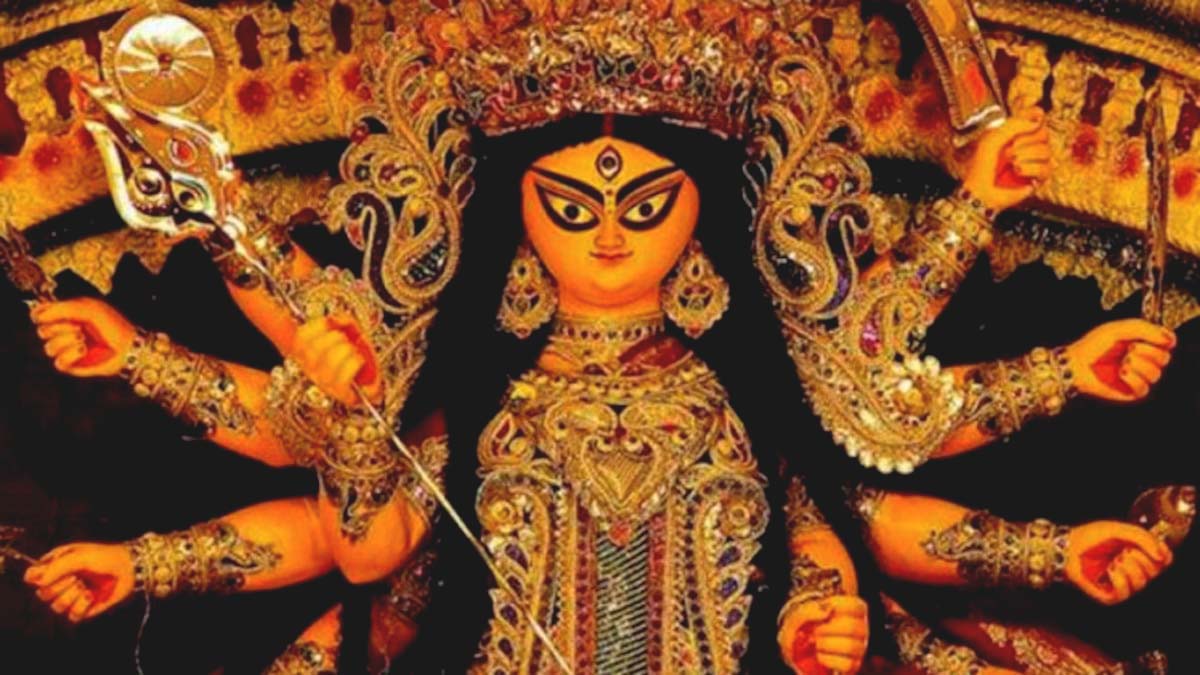 Durga Puja - दुर्गा पूजा के दौरान कोलकाता जाते समय इन चीजों को करना न भूलें। देशभर में नवरात्रि का त्योहार बड़ी धूमधाम से मनाया जा रहा है. आपको बता दें कि कोलकाता में इस त्योहार को अलग तरह से मनाया जाता है।