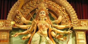 Maa Durga - इस लेख में हम उस मंदिर के बारे में बताने जा रहे हैं जहां सच्चे मन से की गई सभी मनोकामनाएं पूरी होती हैं। आप भी पहुंचें नवरात्रि। मां दुर्गा हिंदू धर्म में सबसे अधिक पूजनीय देवियों में से एक हैं। भक्त कई प्रकार की शक्ति के रूप में मां दुर्गा की पूजा करते हैं जैसे दुख का नाश करने वाला, पापों का नाश करने वाला आदि।