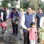 मुख्यमंत्री Shivraj Singh Chouhan ने स्मार्ट सिटी उद्यान में पौधे लगाए