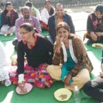 SINGRAULI NEWS : संविदा स्वास्थ्य कर्मियों ने मिट्टी खाकर प्रदेश सरकार के खिलाफ किया विरोध प्रदर्शन