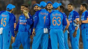 IND vs SL :  मंगलवार से शुरू हो रही भारत-श्रीलंका टी20 सीरीज से पहले टीम इंडिया में बड़े बदलाव होने वाले हैं. हार्दिक पांड्या की अगुआई में भारतीय टीम साल का पहला मैच वानखेड़े में खेलने वाली है, लेकिन उससे पहले उनकी जर्सी देखकर हर कोई हैरान है. युजवेंद्र चहल सहित कई अन्य भारतीय खिलाड़ियों द्वारा साझा की गई तस्वीर में अचानक किट स्पॉन्सर का नाम बदल गया और एमपीएल की जगह किलर जींस का लोगो दिखा।
