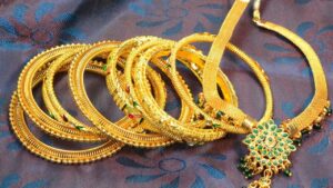 Gold jewelery :सरकार 1 अप्रैल 2023 से सोने की हॉलमार्किंग को लेकर नियमों मेंबदलाव करने जा रही है। 1 अप्रैल, 2023 से सोने के आभूषणों और कलाकृतियों पर 6 अंकों का अल्फान्यूमेरिक एचयूआईडी अनिवार्य(Mandatory) होगा।