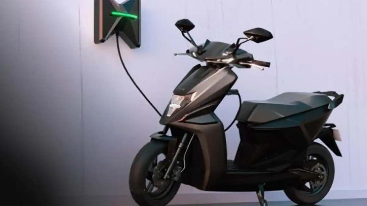 E-scooter :  भारत में स्कूटर की मांग लगातार बढ़ रही है। पेट्रोल से चलने वाले स्कूटर हों या इलेक्ट्रिक दोपहिया, दोनों ही सेगमेंट में स्कूटर की मांग जबरदस्त तरीके से बढ़ रही है। आइए जानते हैं इसकी डिटेल्स(details)।