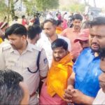 Singrauli news : पार्षद के घर के सामने शव रखकर मृतक के परिजनों ने किया जमकर हंगामा