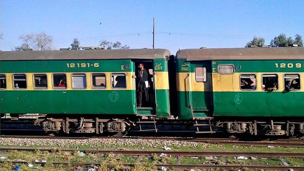 Pakistan Railway  :  भारतीय रेलवे में आप दिल्ली से लगभग 600 किलोमीटर की यात्रा उसी किराए में कर सकते हैं जो पाकिस्तान रेलवे 350 किलोमीटर के लिए वसूलता है।
