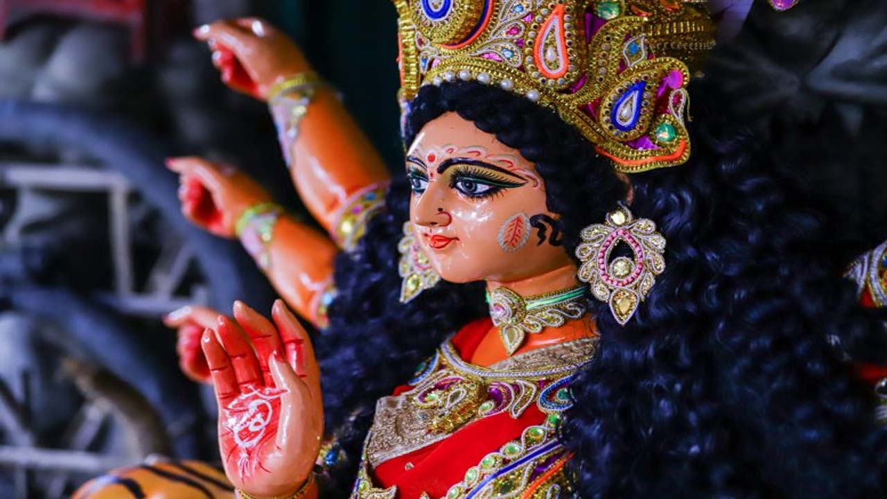 Shardiya Navratri Maa Brahmacharini : आज सोमवार, 16 अक्टूबर 2023 को शारदीय नवरात्रि का दूसरा दिन है। नवरात्रि के दूसरे दिन मां ब्रह्मचारिणी की पूजा करने का विधान है। ऐसा माना जाता है कि मां ब्रह्मचारिणी की पूजा करने से मनुष्य की सभी मनोकामनाएं पूरी हो जाती हैं। नवरात्रि का त्योहार देवी मां दुर्गा को समर्पित है।