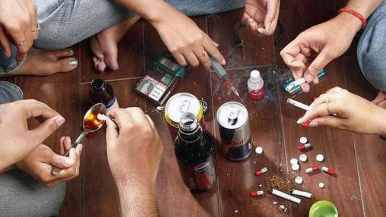 Black Drug Trade : नशे का कारोबार तेजी से बढ़ रहा है और इसमें मुनाफा भी ज्यादा हो रहा है। युवाओं को अपने स्वार्थ के लिए नशे की लत लगाई जा रही है। चाहे वो शराब हो, जवानी हो या लत हो. पिछले तीन दिनों में देश के दो अलग-अलग हिस्सों से ऐसी चौंकाने वाली तस्वीरें सामने आई हैं