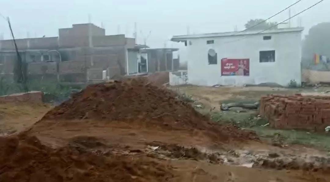 नगर परिषद मानपुर की दिखी बड़ी लापरवाही, डामर रोड में डाल दी मिट्टी