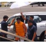 SINGRAULI पहुंचे मुख्यमंत्री मोहन यादव, धूप से बचने के लिए लिया छाता का सहारा 
