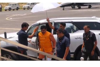 SINGRAULI पहुंचे मुख्यमंत्री मोहन यादव, धूप से बचने के लिए लिया छाता का सहारा 